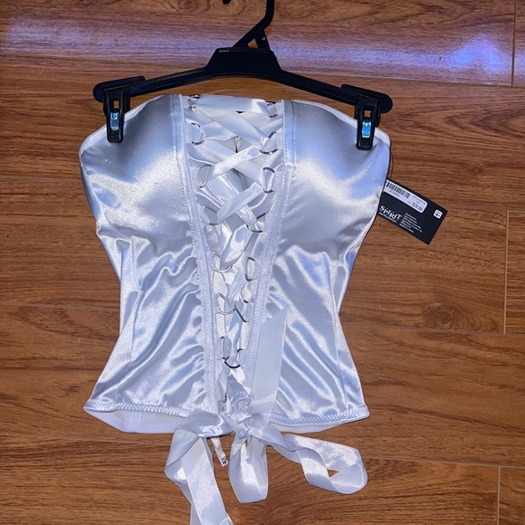 White corset - Picture 1 of 4